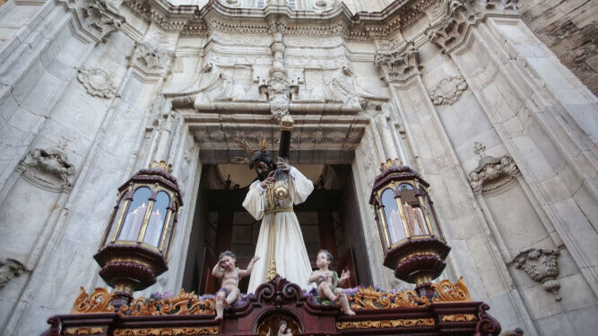 El Nazareno del Amor sale de la Catedral de Cádiz de regreso a su templo.