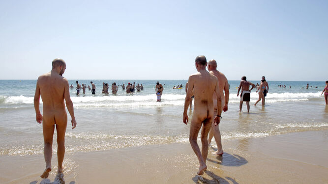 Protesta de los  naturistas en el año  2010 en la playa  de la Victoria.