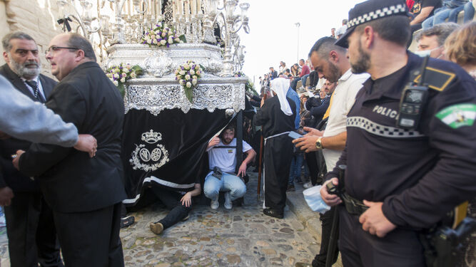 Las imágenes del regreso del Santo entierro  a Santa Cruz