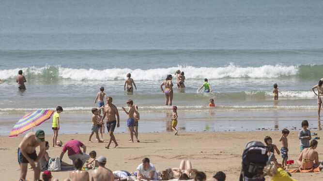 Una playa gaditana, repleta de bañistas.