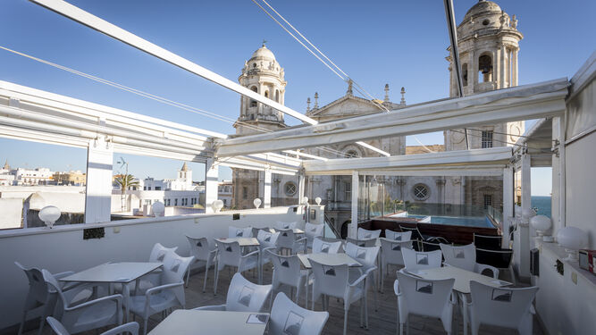 Una vista parcial de la terraza del Hotel La Catedral, de Cádiz.
