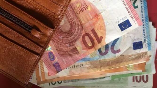 Recupera su cartera tras haberla extraviado con cerca de 1.700 euros en su interior.