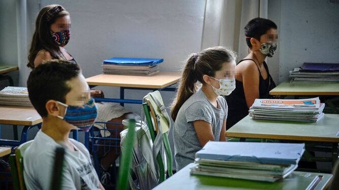 Alumnos del colegio CEIP Celestino Mutis con la mascarilla en el interior de las aulas.