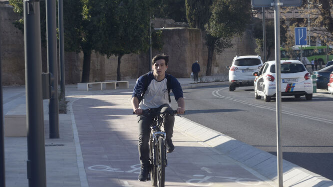 Un ciclista circula por Córdoba.