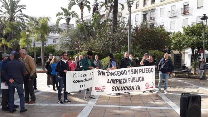 Una imagen de la protesta de trabajadores de FCC  ante el Ayuntamiento portuense.