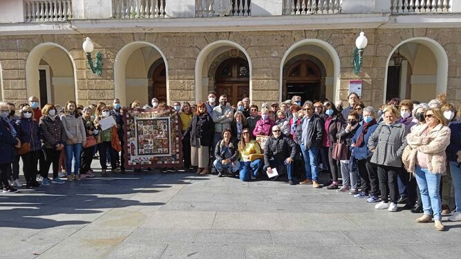 Un buen número de usuarios de los talleres concentrados ante el Ayuntamiento de Cádiz.