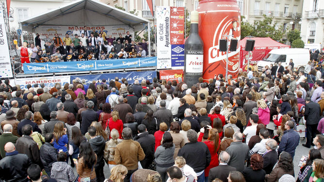 Un coro canta en la Ostionada Popular de la plaza de San Antonio.