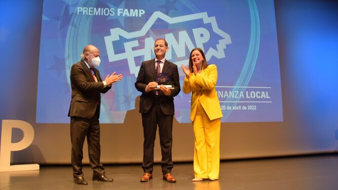 José Luis Trapero, gerente de Hidralia en San Fernando, junto a la alcaldesa isleña, Patricia Cavada, recoge el premio de la FAMP.