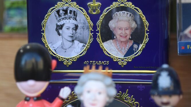 Sourvenir de la reina Isabel II en una tienda en Londres