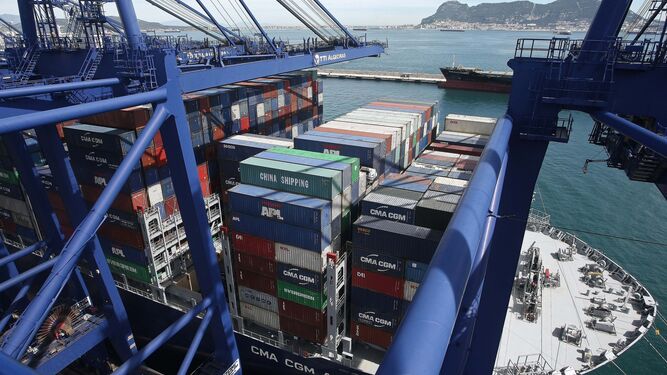 Carga de mercancías en el Puerto de Algeciras.