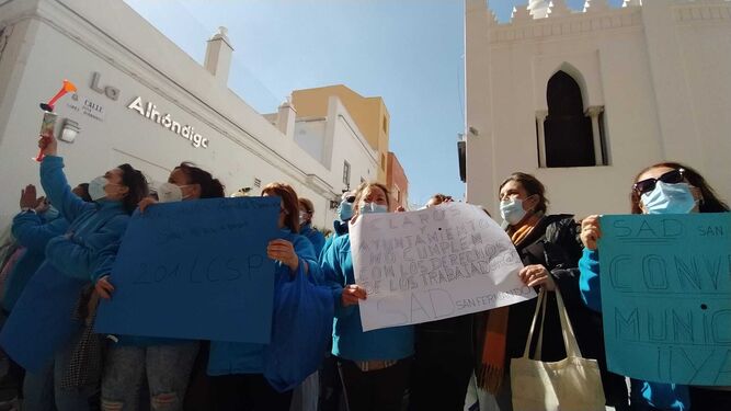 Protestas de las auxiliares de ayuda a domicilio de San Fernando, en la puerta del Ayuntamiento, hace varias semanas.