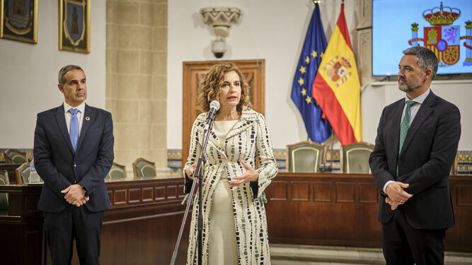La ministra de Hacienda, María Jesús Montero, durante su comparecencia pública en el Ayuntamiento de Rota acompañada por el alcalde, Javier Ruiz, y el subdelegado del Gobierno en Cádiz, José Pacheco.