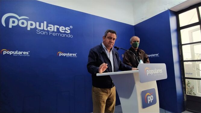 José Loaiza, presidente y portavoz del PP de San Fernando, con Juan José Fornell, coordinador de Plataforma 3R.