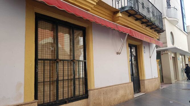 La tienda Las Novedades, cerrada en plena calle Larga.