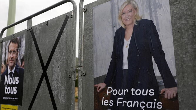 Dos carteles electorales con las imágenes de Macron y Le Pen