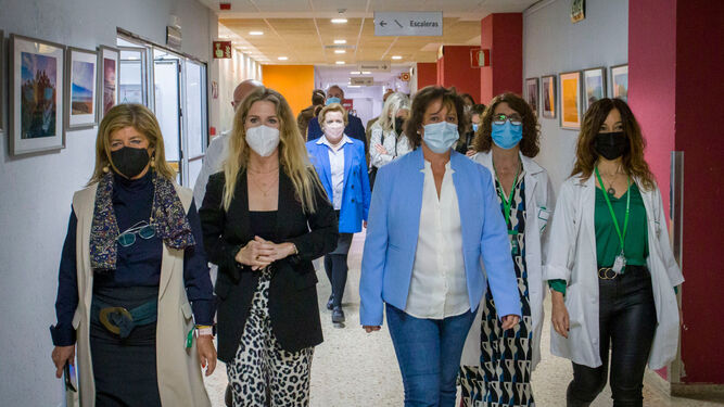 Los responsables de la Junta, de la Escuela Andaluza y del Puerta del Mar que presentaron el esbozo del plan funcional del nuevo hospital.