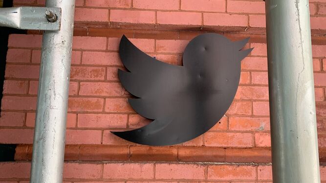Logo de Twitter en la fachada de sus oficinas.