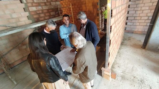 El alcalde de Arcos, Isidoro Gambín, visita las obras del centro.