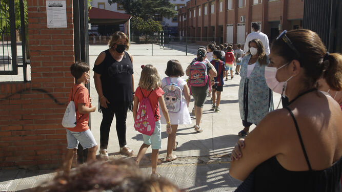 Alumnos entrando en un colegio público el primer día de clase.