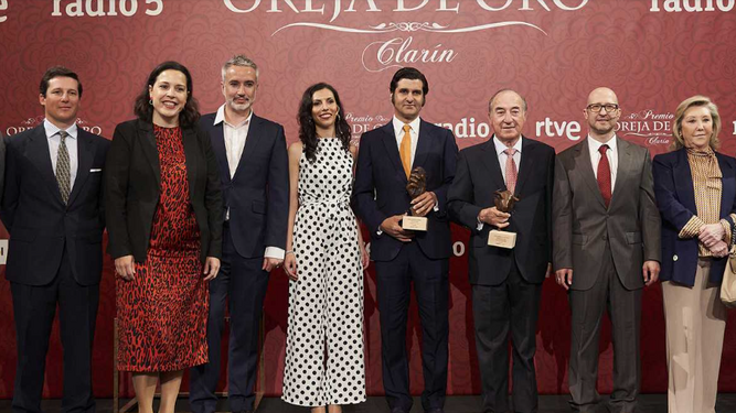 Foto de los premiados junto a los responsables del programa 'Clarín'.