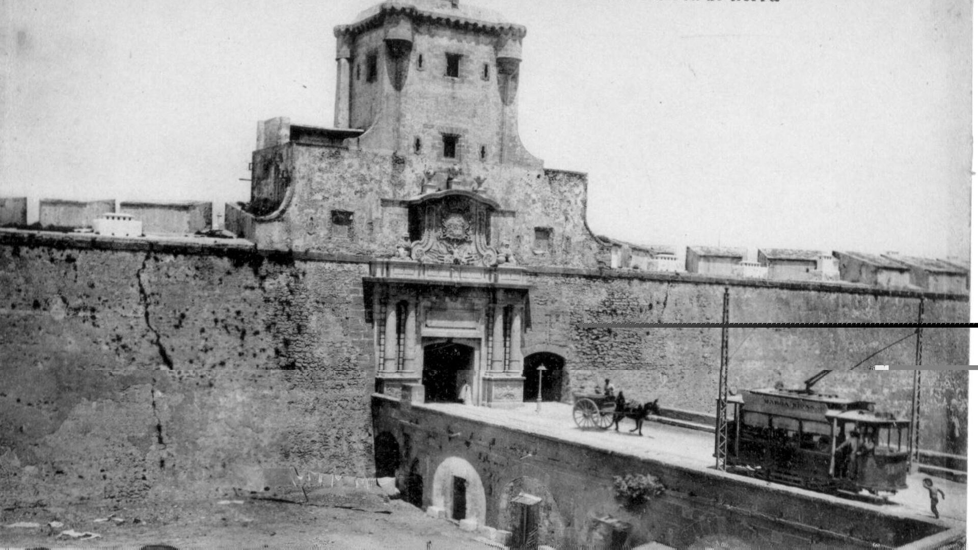 Imágenes desconocidas de la historia de Cádiz bajo la fuente ...