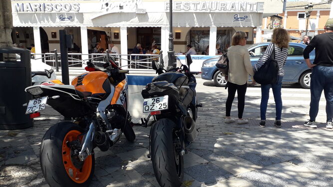 Ya este miércoles había algunas motos en el parque Calderón, frente a la terraza de Romerijo.