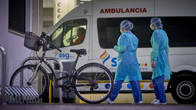 Enfermeros en el exterior del Hospital  Puerta del Mar.