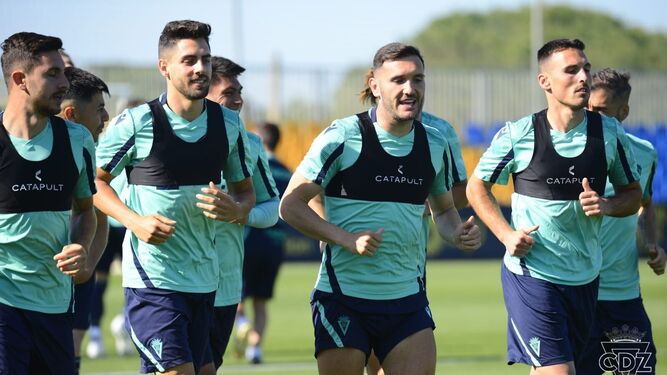 Varios jugadores del Cádiz en un entrenamiento.