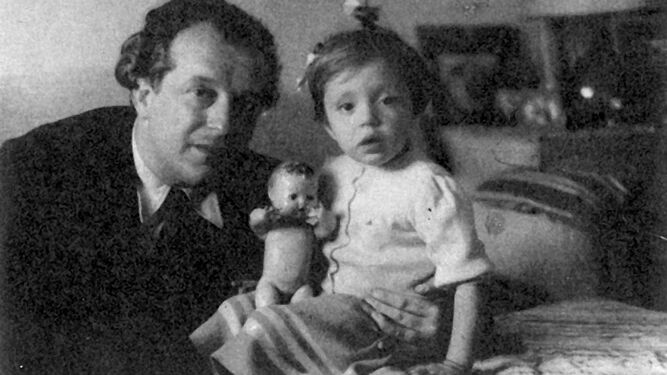 Rafael Alberti con su hija Aitana cuando era pequeña.