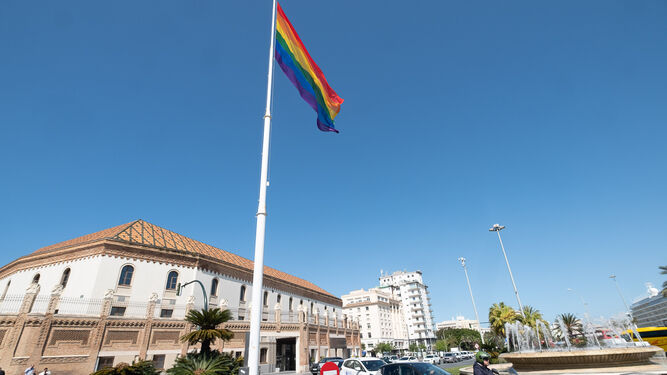 Imagen de la bandera arcoíris izada en la plaza de Sevilla.