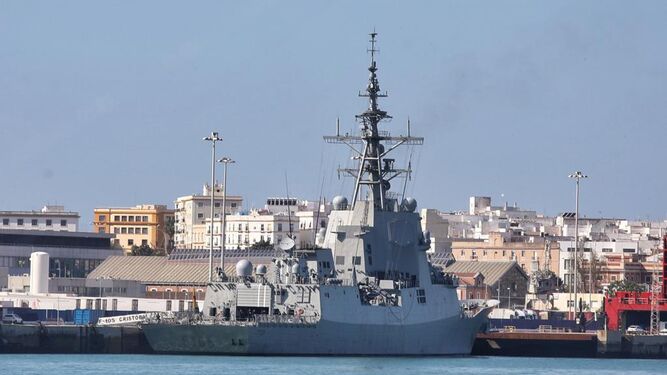 La fragata 'Cristóbal Colón' en el puerto de Cádiz.