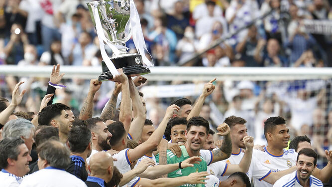 Los jugadores del Real Madrid levanta la copa de campeón de Liga.