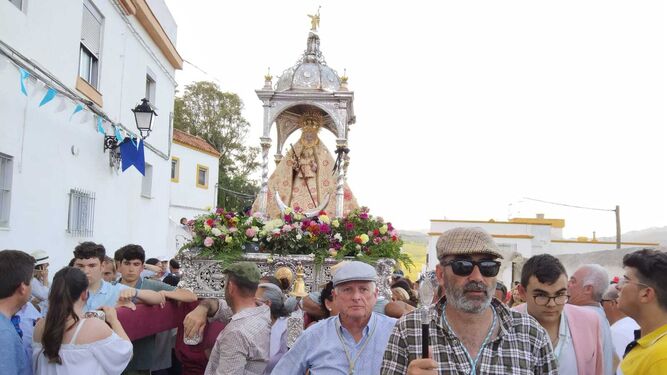 El alcalde, Javier Pizarro, acompañó a la  Virgen de los Santos en su regresado a Alcalá de los Gazules.