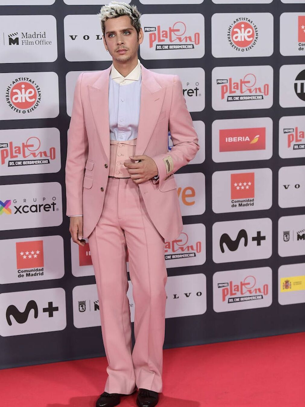 Eduardo Canasova, siempre fiel a su estilo transgresor, opt&oacute; esta vez por un traje setentero en rosa palo con chaleco a juego, firmado por Gucci.