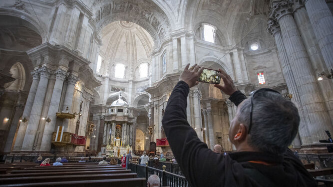 Un turista hace fotos del interior de la Catedral de Cádiz.