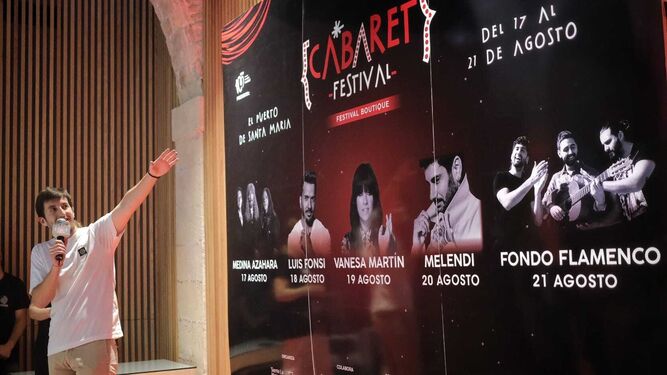 Rafael Casillas, ante el cartel del Cabaret Festival  de la Plaza de Toros de El Puerto.