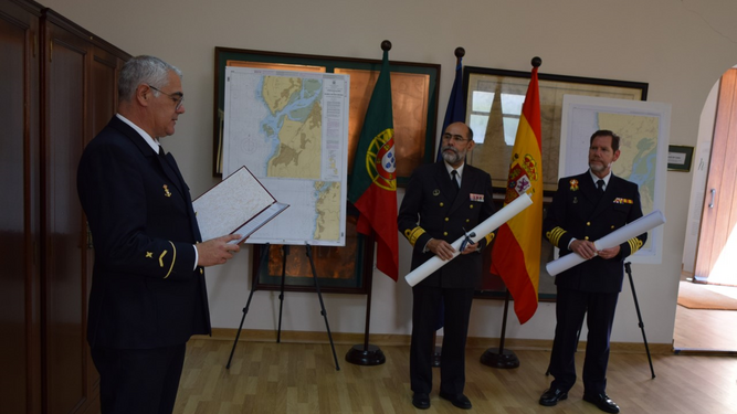 Los directores de los institutos hidrográficos en el IHM de Cádiz con las nuevas cartas.