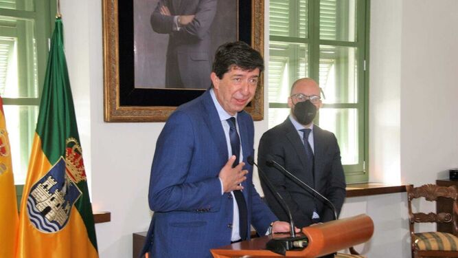 Juan Marín, con el alcalde en su visita al Ayuntamiento hace  ya más de un año.