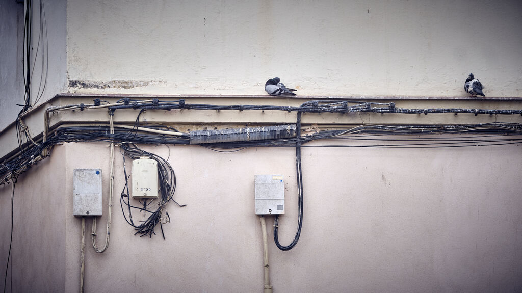 Cables cubriendo una fachada de C&aacute;diz.