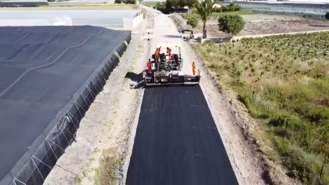 Las obras de asfaltado proyectadas en el Camino de la Reyerta ya se están ejecutando en el tramo de Munive.