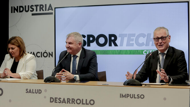 Elena Amaya, Manuel Vizcaíno y Ricardo Gómez, en la presentación del proyecto de ciudad deportiva.