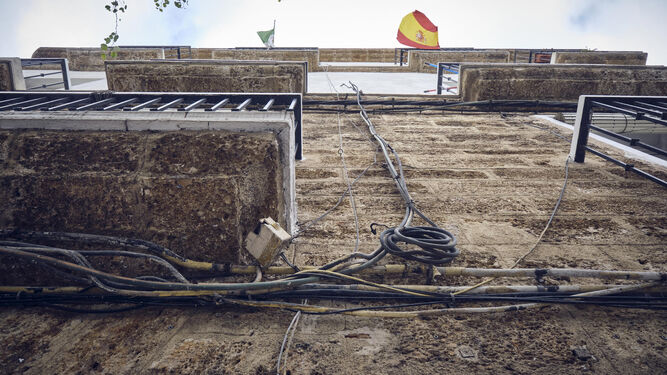 Un ejemplo de edificio del centro de Cádiz afectado por un exceso de cableado