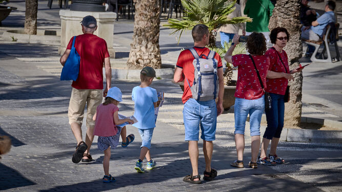 Una familia de turistas, de paseo por la ciudad.