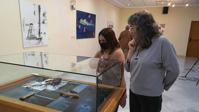 La concejala de Cultura visita la exposición ‘Fracturas’, de María José Gómez Villar.