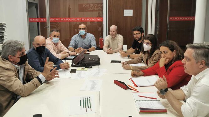Reunión de los trabajadores de los autobuses urbanos de Cádiz con miembros del PSOE.