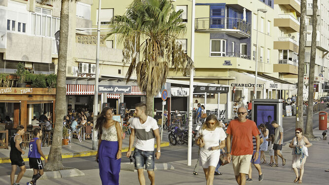 Los paseantes se entrecruzan en el Paseo Marítimo de Cádiz con los gaditanos y gaditanas que intentan adelgazar y mantenerse en forma.
