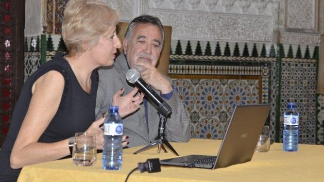 La arqueóloga Lourdes Girón con Jesús Maeso, durante la  conferencia.