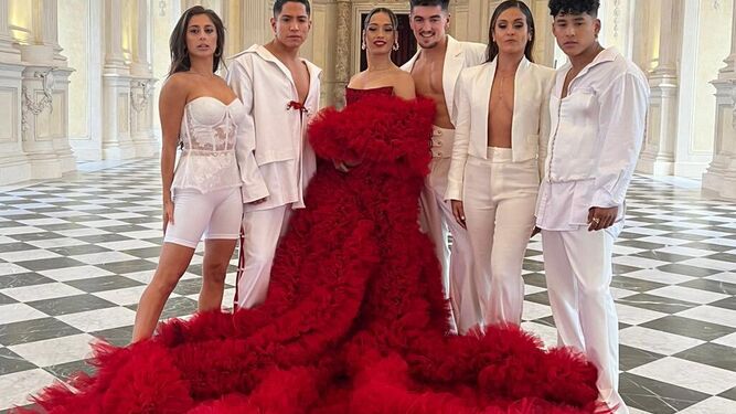 Chanel con su equipo de baile, con el vestido rojo llevado a la fiesta de bienvenida