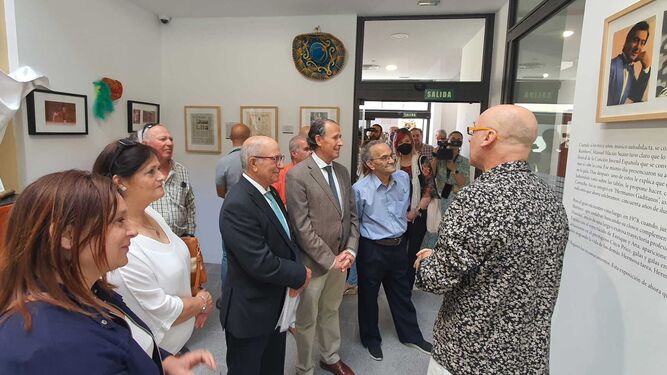 El alcalde, durante su visita a la exposición, junto a Manolo Macías Suazo.
