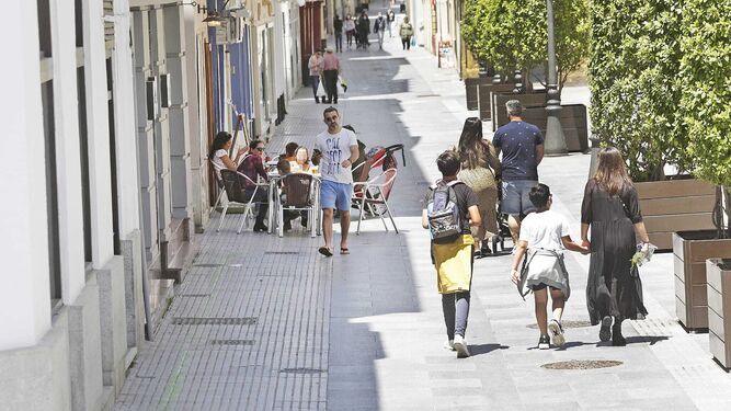 Foto de archivo de la gente paseando por la calle Nueva de Cádiz